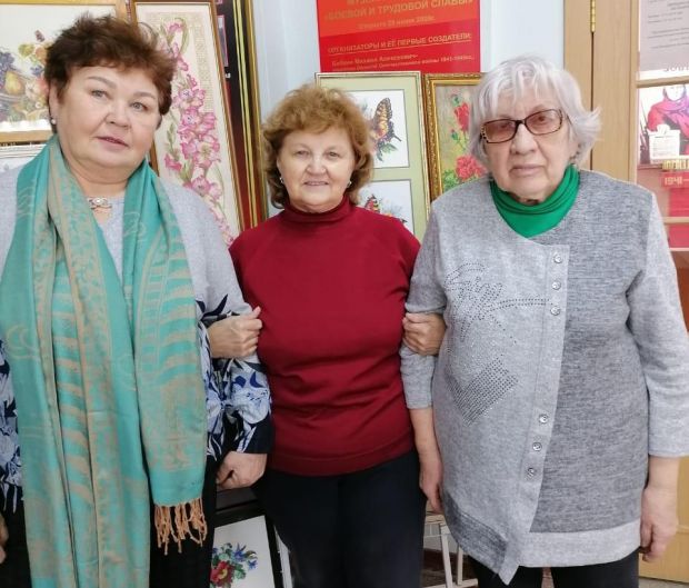 Лоскутные мастерицы еще и крестиком вышивают