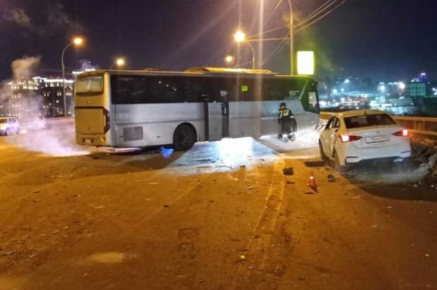 В Новосибирске столкнулись 5 автомобилей и автобус