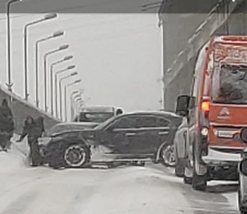 Авария парализовала движение через дамбу Новосибирской ГЭС