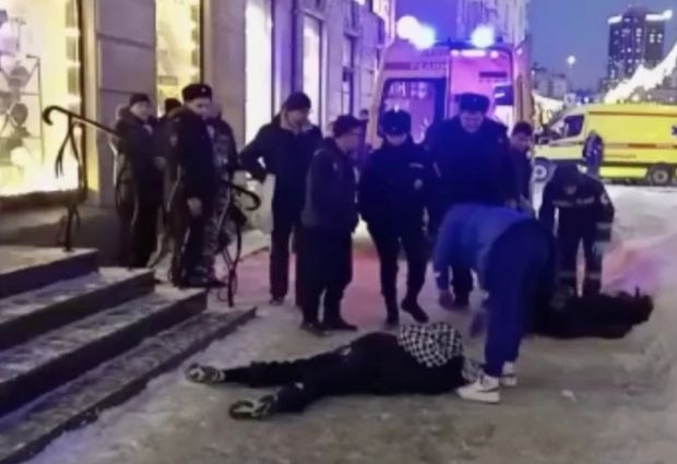 Подростки часто бывают на крыше дома, у которого погибли девушка и парень