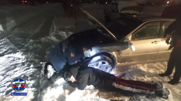 Чистка снега под авто обернулась для новосибирца сломанными пальцами