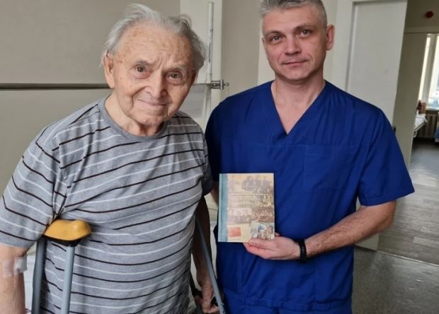 Врачи из Новосибирска восстановили колено 97-летнему мужчине