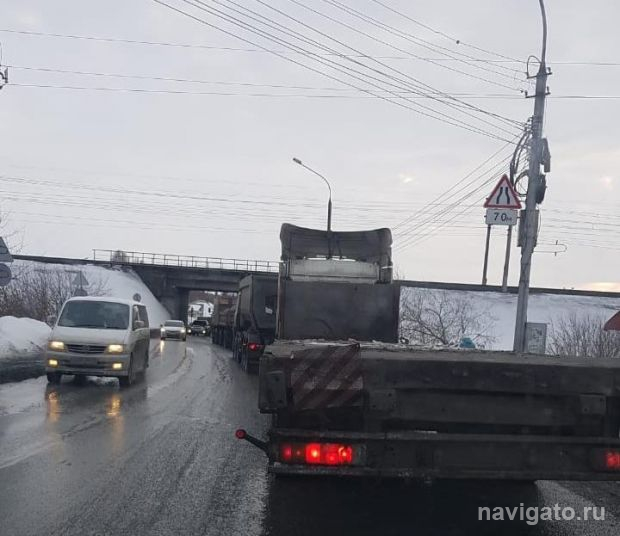Губернатор потребовал отрегулировать движение большегрузов в час пик