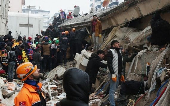 Российские спасатели прибыли на помощь пострадавшим в Турции