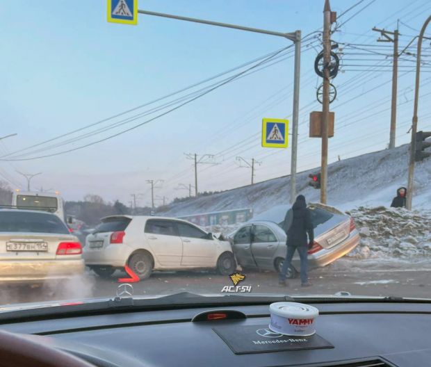 На въезде в Нижнюю Ельцовку произошло тройное ДТП (изменено)