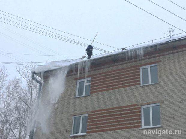 Глыба льда упала на ребенка в Новосибирске