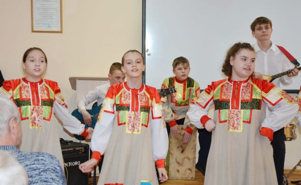 Ансамбль «Россыпь» подарил концерт активным жителям ОбьГЭС