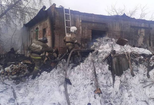 Двое детей погибли в сгоревшем доме в Новосибирской области