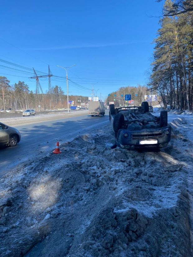 Автомобиль Honda перевернулся на Бердском шоссе