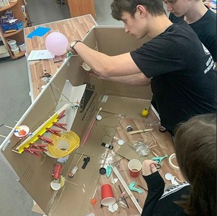 Ученики школы № 112 построили машину Голдберга