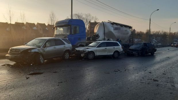 Две аварии одномоментно произошли утром на Бердском шоссе