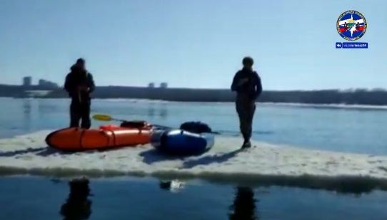 Двое новосибирцев решили отдохнуть на льдине, и к ним приехали спасатели