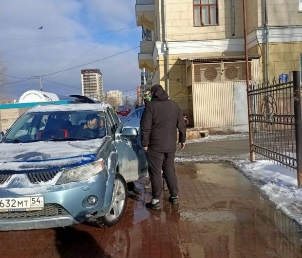 Неизвестный ударил сотрудницу Горзеленхоза и скрылся