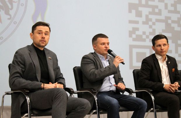 Гимназисты Академгородка пообщались с депутатом Александром Аксёненко