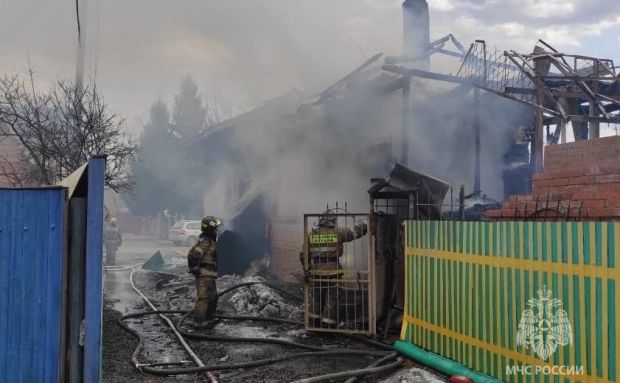 В загоревшемся дачном доме взорвался газовый баллон