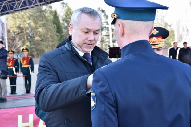 Выпускников НВВКУ с окончанием училища поздравил Андрей Травников
