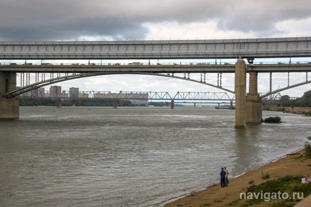 Маленькие дети решили искупаться в ледяной воде Оби