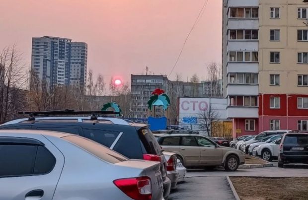 В Новосибирске третий день заходит красное солнце