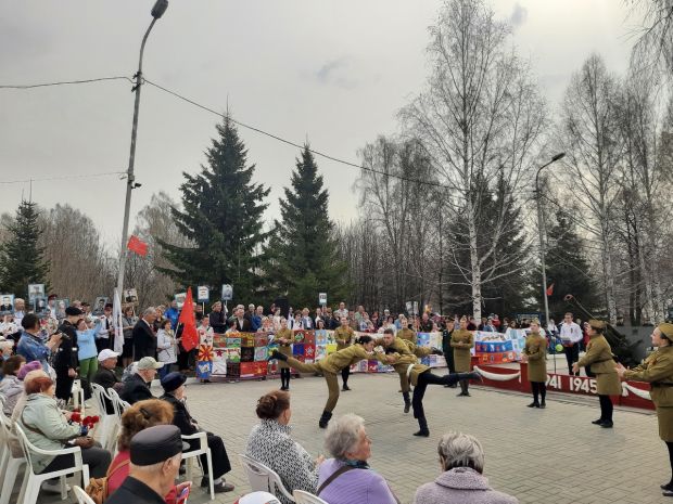 И склоняет голову бронзовый солдат…