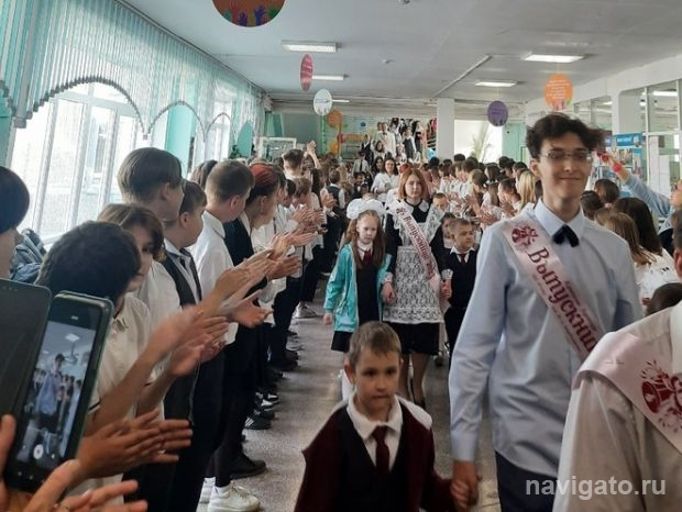 25 мая прозвенели последние звонки, 26-го выпускники сдали первые экзамены
