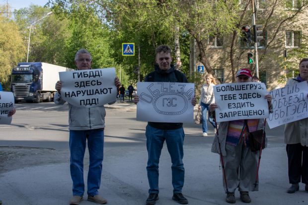 Пикет против движения грузовиков под запрещающие знаки прошел на ОбьГЭС
