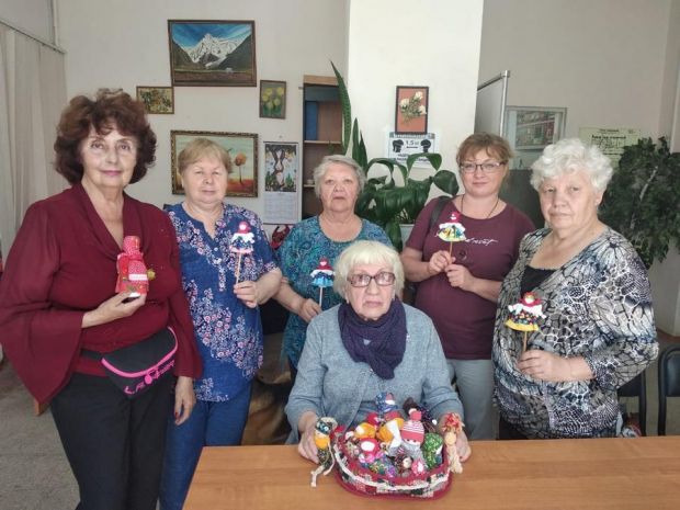 Татьяна Швамм научила женщин с ОбьГЭС делать тряпичных кукол