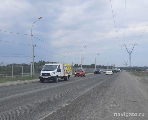 На дамбе ГЭС начали ремонт дорожного полотна
