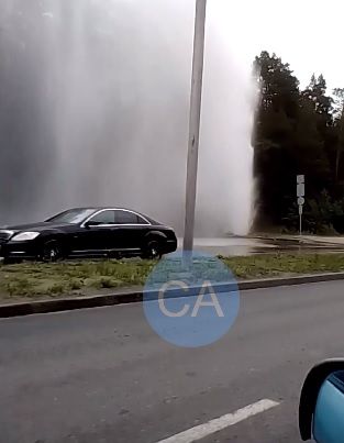 На Бердском шоссе прорвало трубу