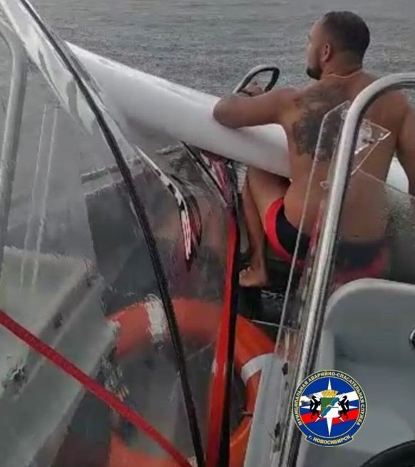 Спасатели пришли на помощь виндсерферу на Обском море