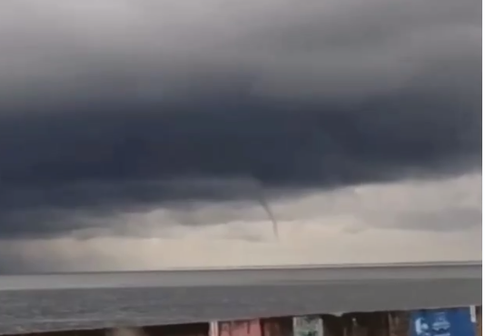 Над Новосибирским водохранилищем заметили водяной смерч