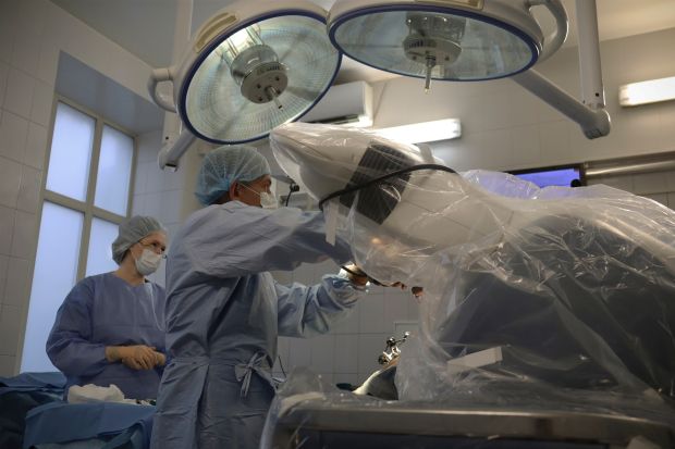 В НИИТО проводят операции по эндопротезированию с помощью робота