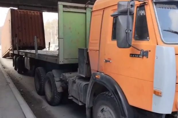 Из-за упавшего контейнера затруднено движение при въезде в Академгородок
