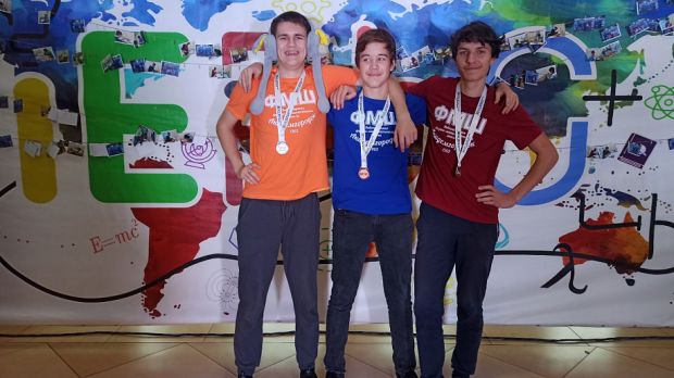 Ученики СУНЦ НГУ привезли медали с Международной олимпиады