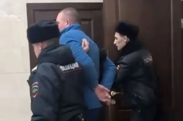 На мужчину, взявшего в заложницы помощницу сенатора, завели уголовное дело