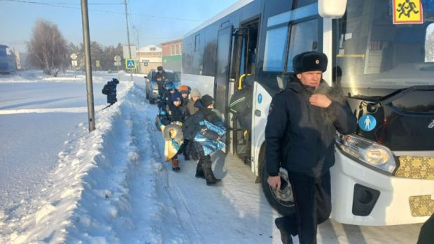 Инспекторы ДПС помогли детской хоккейной команде