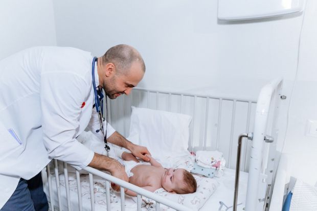 Девочку с критическим пороком сердца спасли в клинике Мешалкина