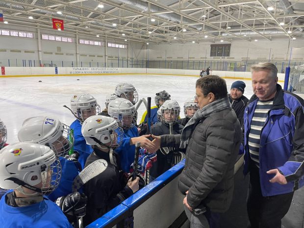 Депутат подарил хоккейные свитеры команде спортшколы «Энергия»