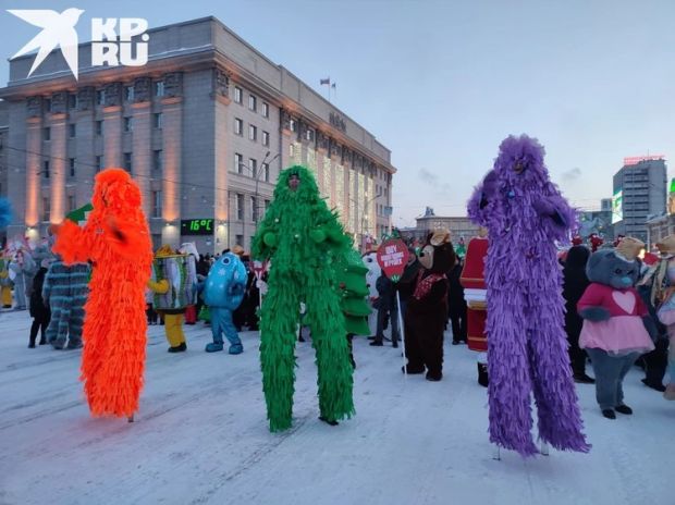 В Новосибирске прошло необычное шествие новогодних игрушек