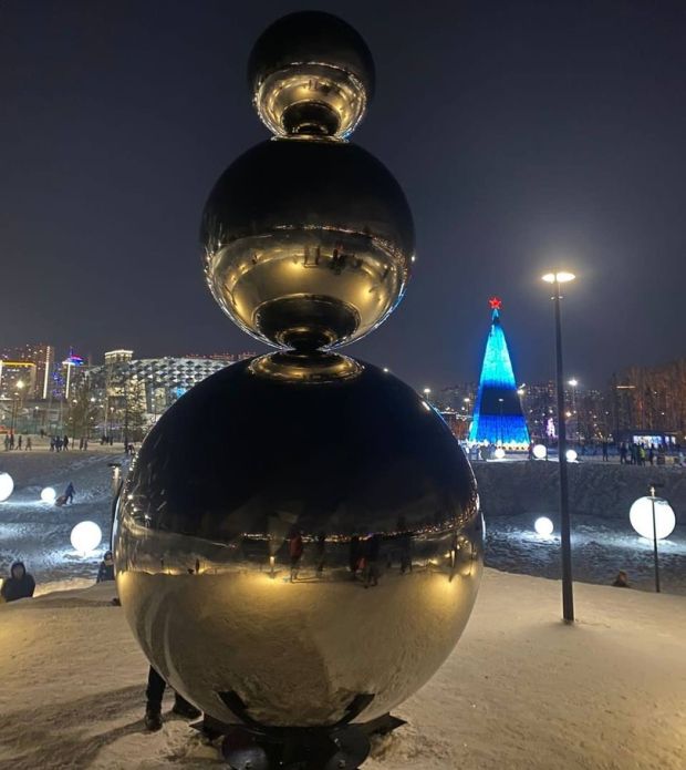 В парке «Арена» установили зеркальную снежную бабу