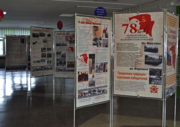 Передвижную выставку о воинах-сибиряках привезли в администрацию района