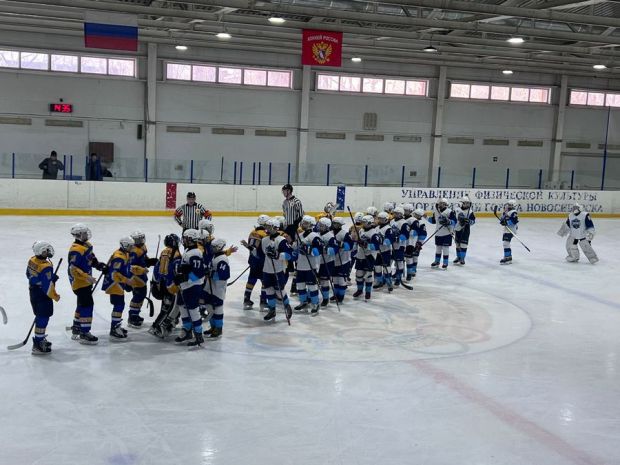 Второй этап Первенства СФО по хоккею с шайбой продолжается
