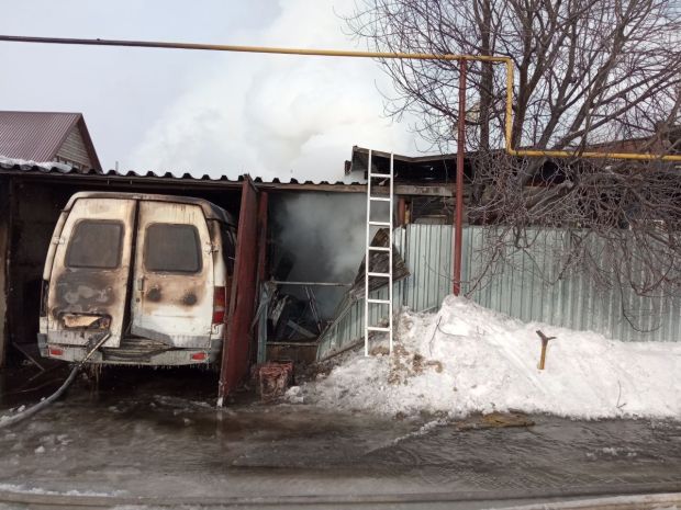 Из-за возгорания в автомобиле в Советском районе загорелся частный дом