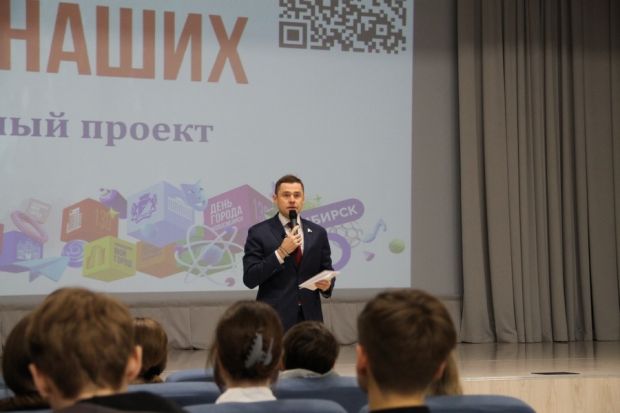 Депутат Госдумы передал школьникам тетради с портретами известных земляков