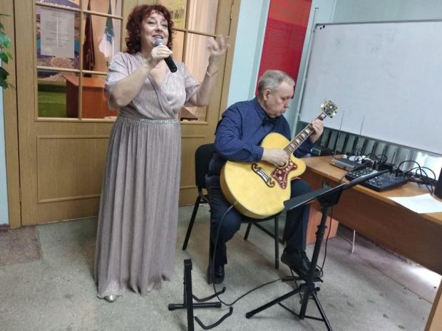 Живой звук и светлые эмоции: в РЦОО прошел концерт под гитару