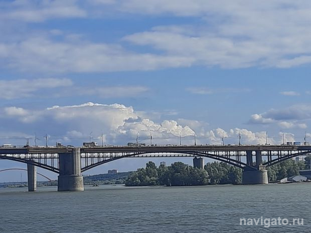 Водителей предупредили о сужении дороги на Октябрьском мосту