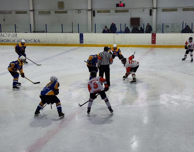 На ледовых аренах Сибири продолжаются игры Первенства СФО