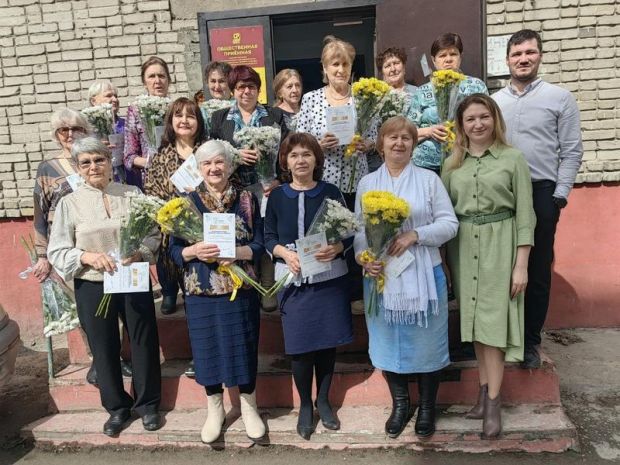 Депутат Госдумы поздравил выпускниц «Университета серебряного возраста»
