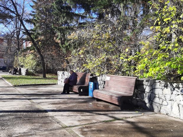 Где обновить старые лавочки и установить новые