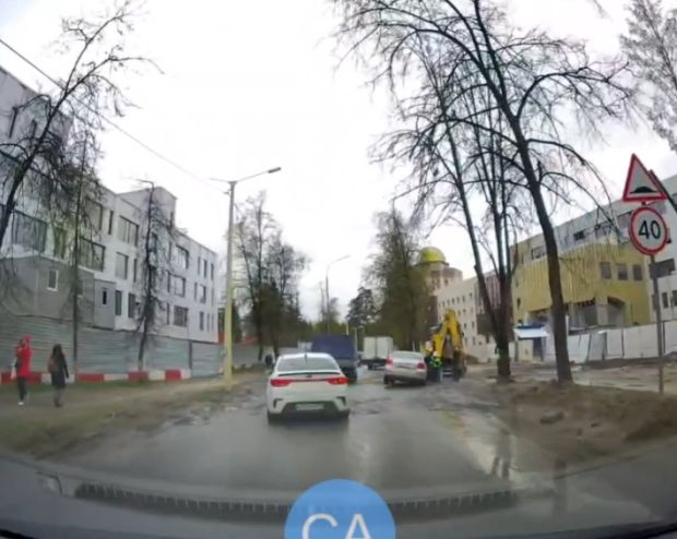 На улице Пирогова возле НГУ автомобиль провалился в яму
