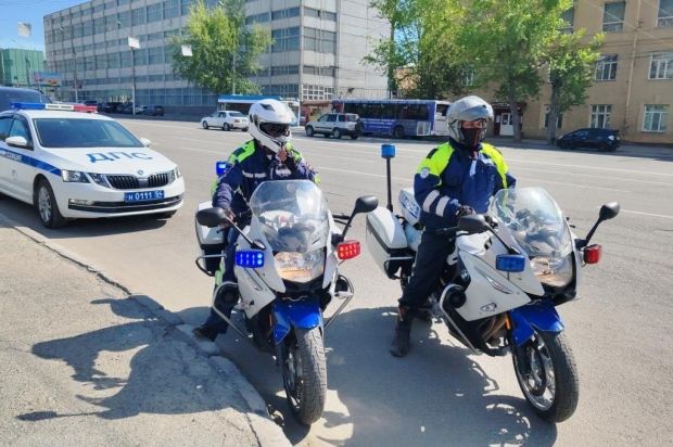 Инспекторы ГИБДД патрулируют городские улицы на мотоциклах